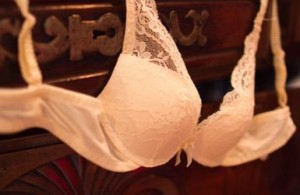 Il reggiseno? Per i francesi fa male