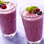 Con l’estate si beve lo smoothie, il quasi frullato che fa tendenza