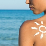 Scoperte: arriva la crema solare che ci protegge dal cancro alla pelle