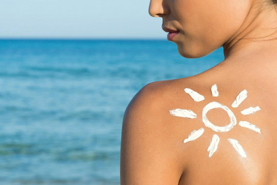 Scoperte: arriva la crema solare che ci protegge dal cancro alla pelle