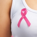 Tumore al seno: mezz’ora di cammino al giorno riduce il rischio