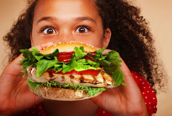 Mangiare al fast food aumenta il rischio d'asma